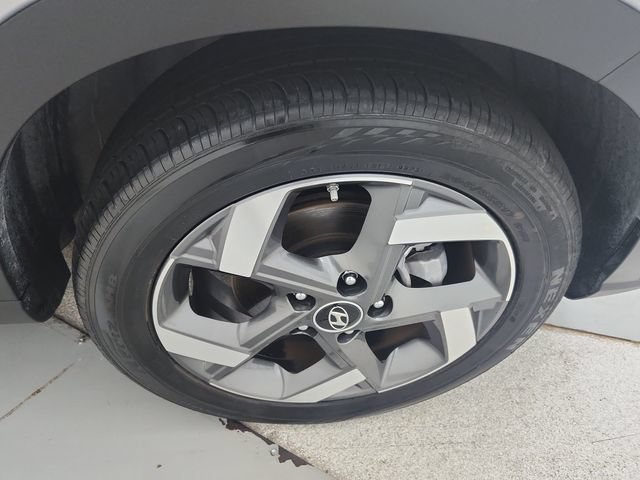 Used 2025 Hyundai Venue SEL FWD image 32