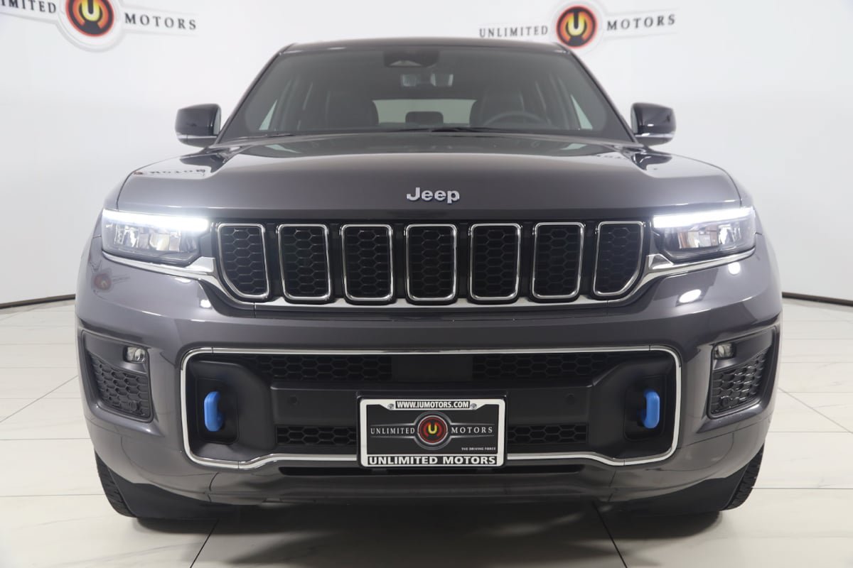 Used 2023 Jeep Grand Cherokee Overland w/ Luxury Tech Group IV AWD/4WD image 47