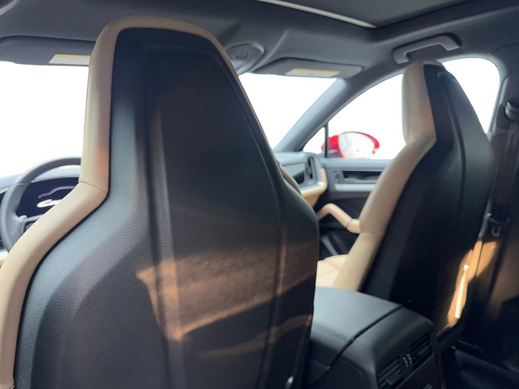 Used 2026 Porsche Cayenne Coupe image 35