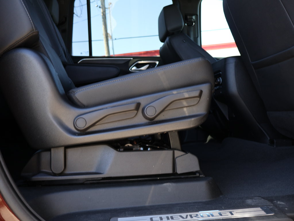 Used 2022 Chevrolet Suburban LT w/ Luxury Package AWD/4WD image 12