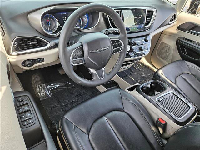 Used 2024 Chrysler Pacifica Touring-L image 10