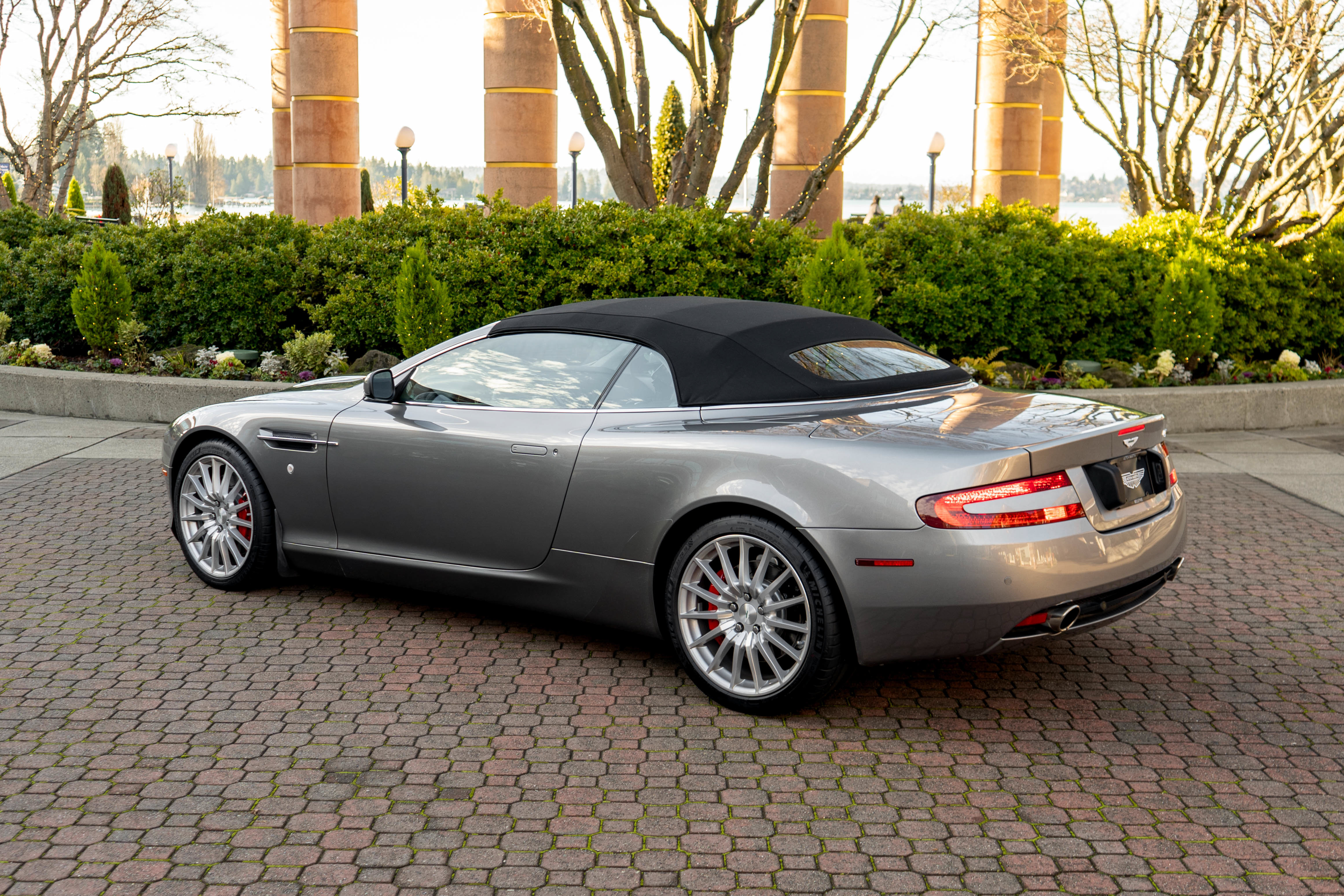 Used 2009 Aston Martin DB9 Volante RWD image 2