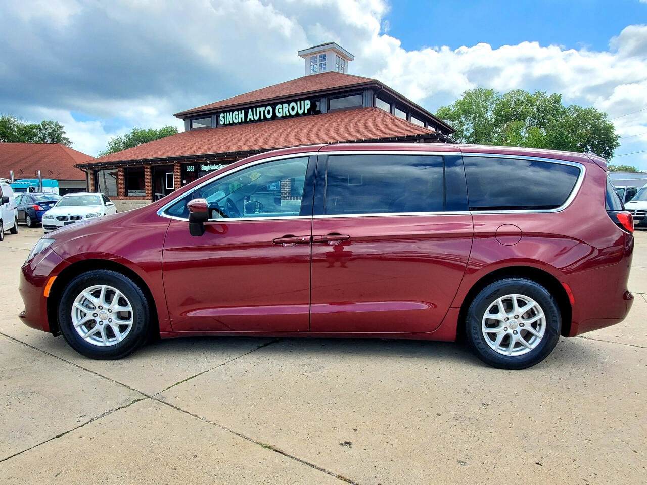 Used 2017 Chrysler Pacifica Touring image 5
