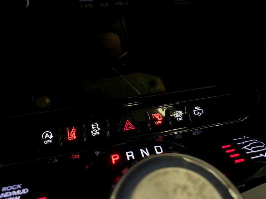 Used 2022 Jeep Wagoneer Series III w/ Premium Group I AWD/4WD image 32