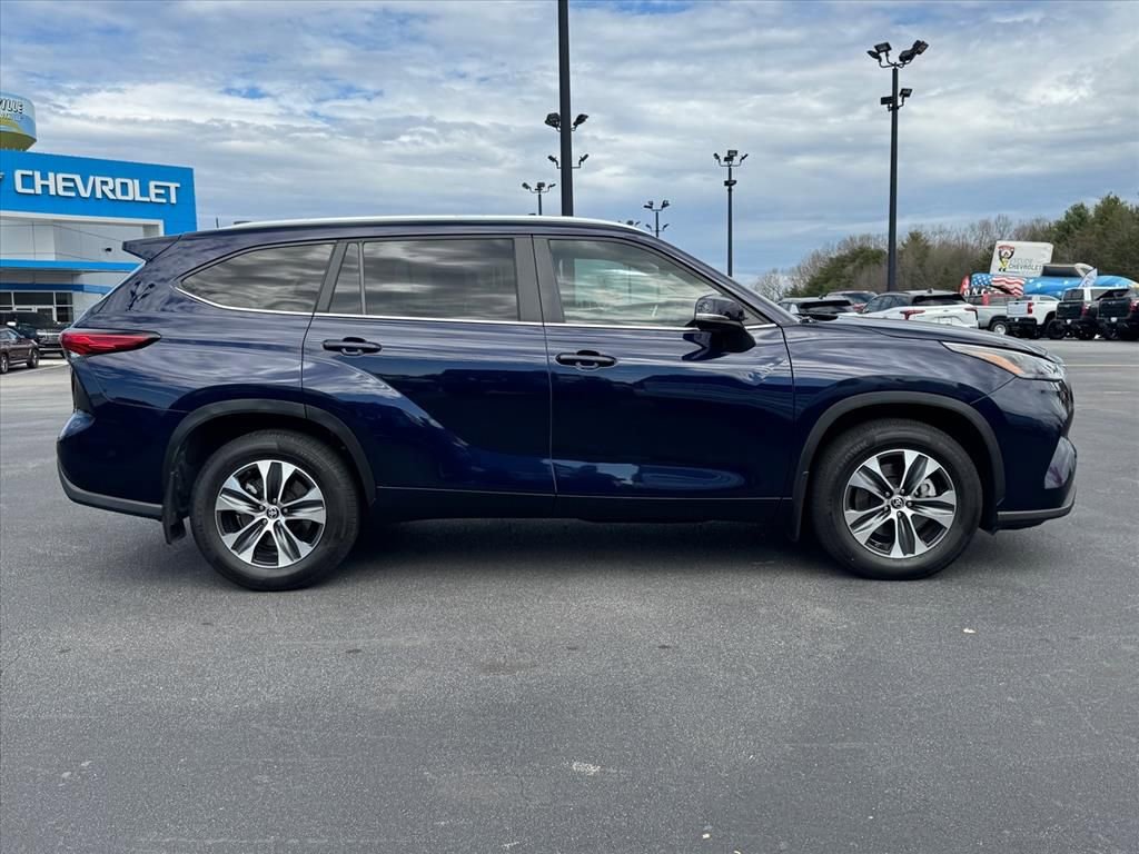 Used 2023 Toyota Highlander XLE image 2