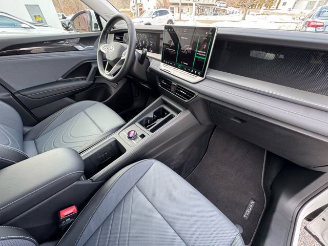 Used 2025 Volkswagen Tiguan SE image 26
