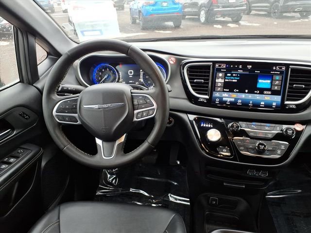 Used 2025 Chrysler Pacifica Select FWD image 16