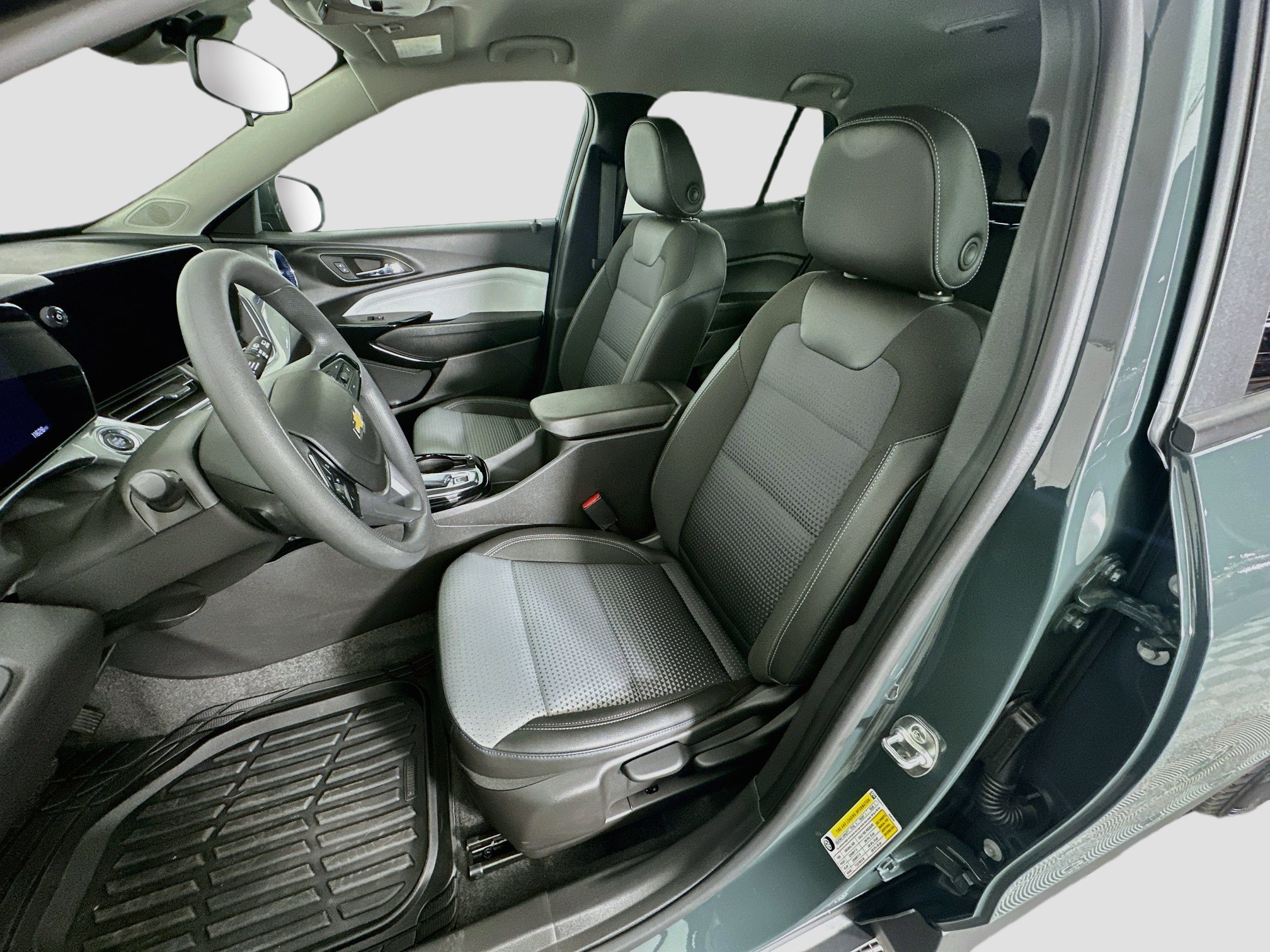 Used 2025 Chevrolet Trax LT FWD image 13
