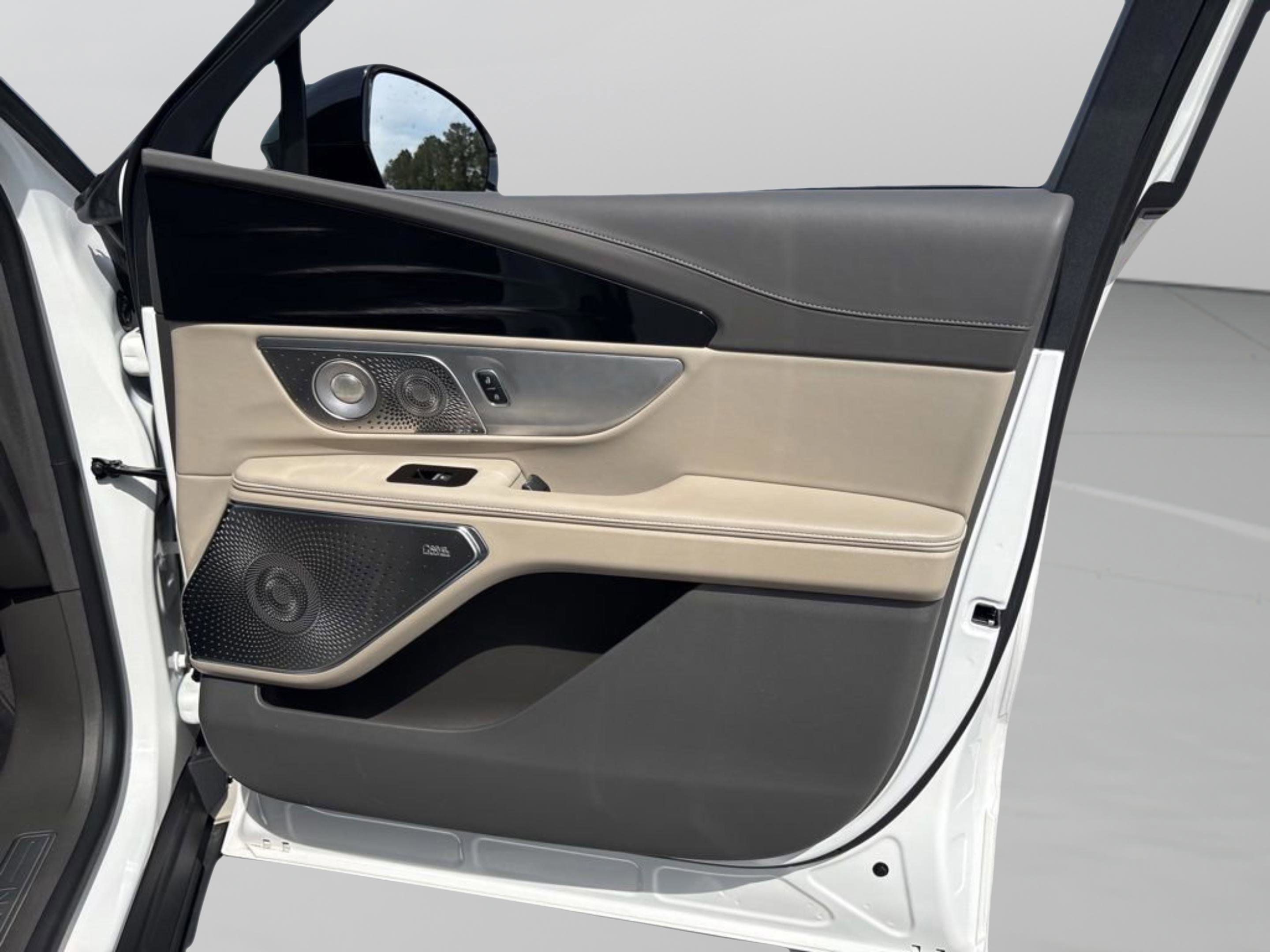 Used 2025 Lincoln Nautilus Reserve image 9