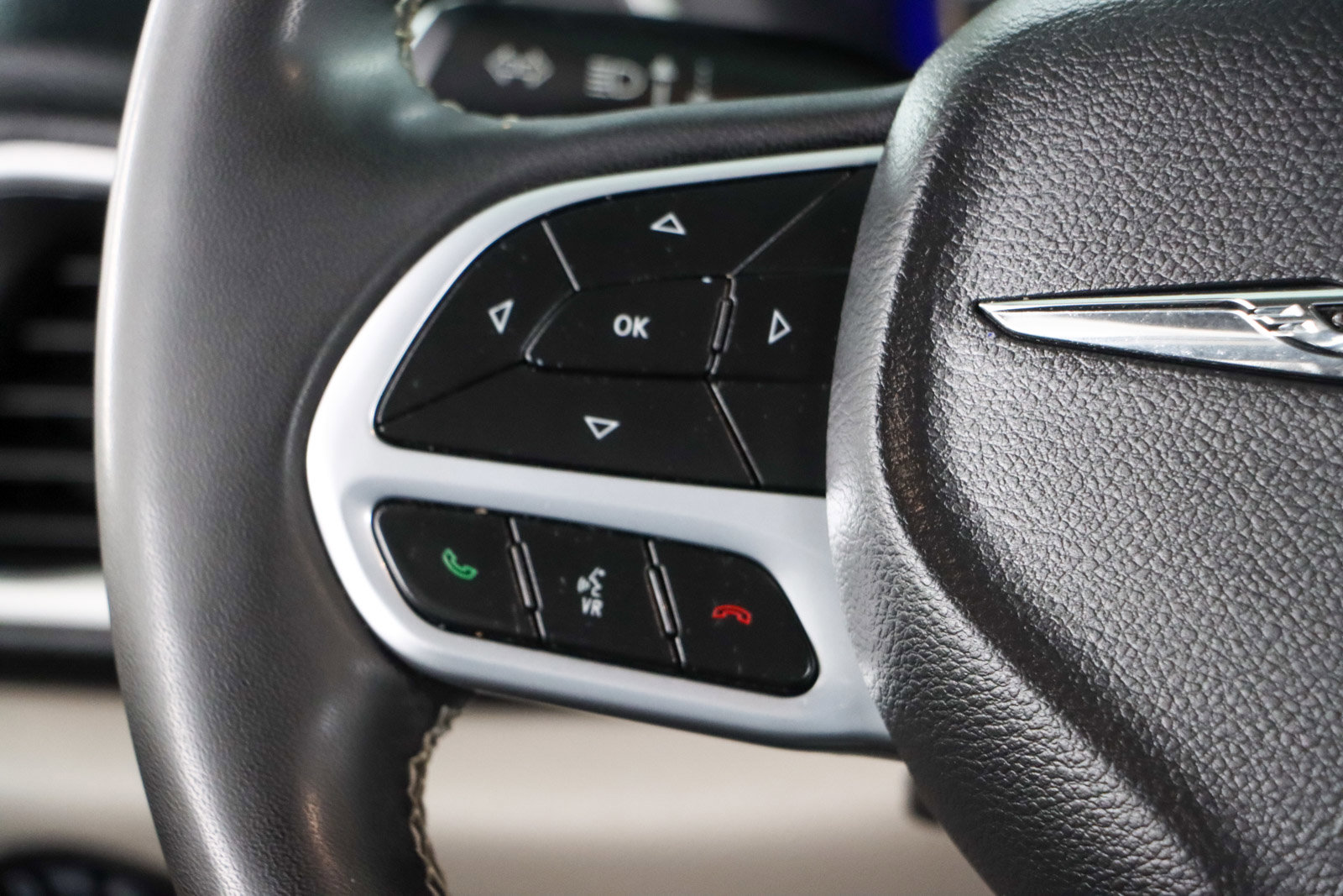 Used 2023 Chrysler Pacifica Touring-L image 13