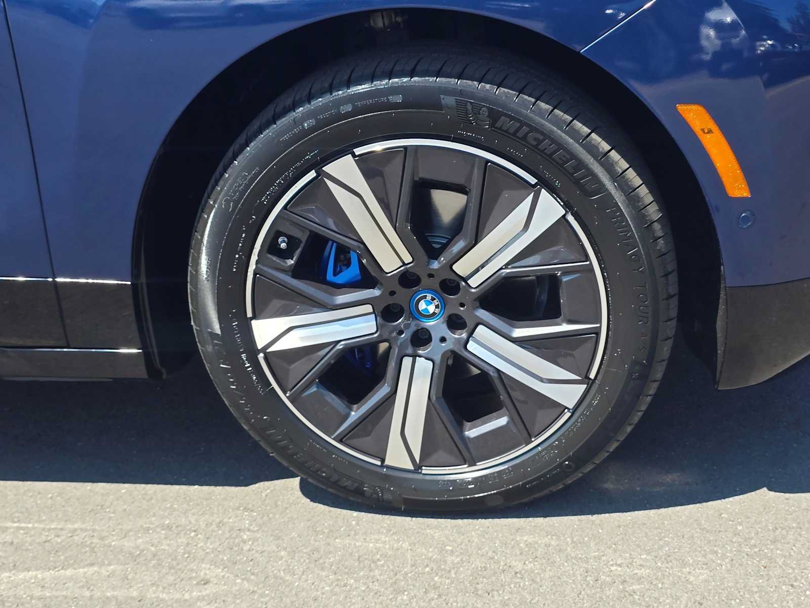Used 2024 BMW iX xDrive50 w/ Sport Package AWD/4WD image 9