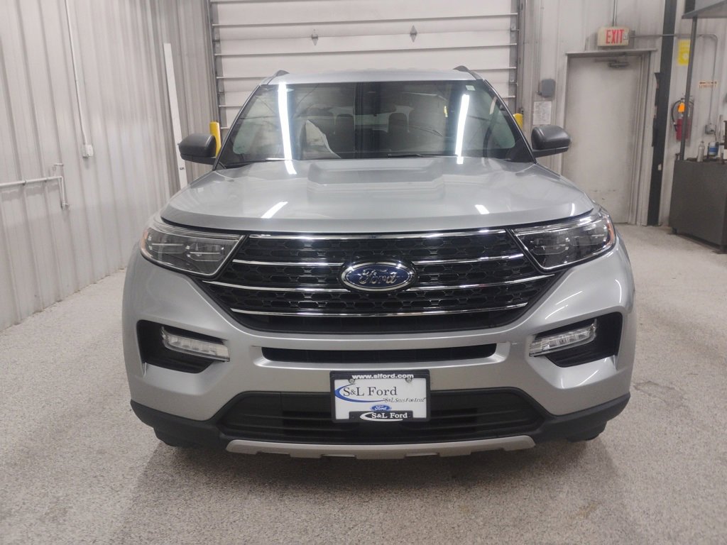 Used 2024 Ford Explorer XLT w/ Equipment Group 202A image 6