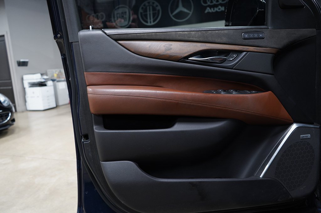 Used 2020 Cadillac Escalade Premium Luxury RWD image 9