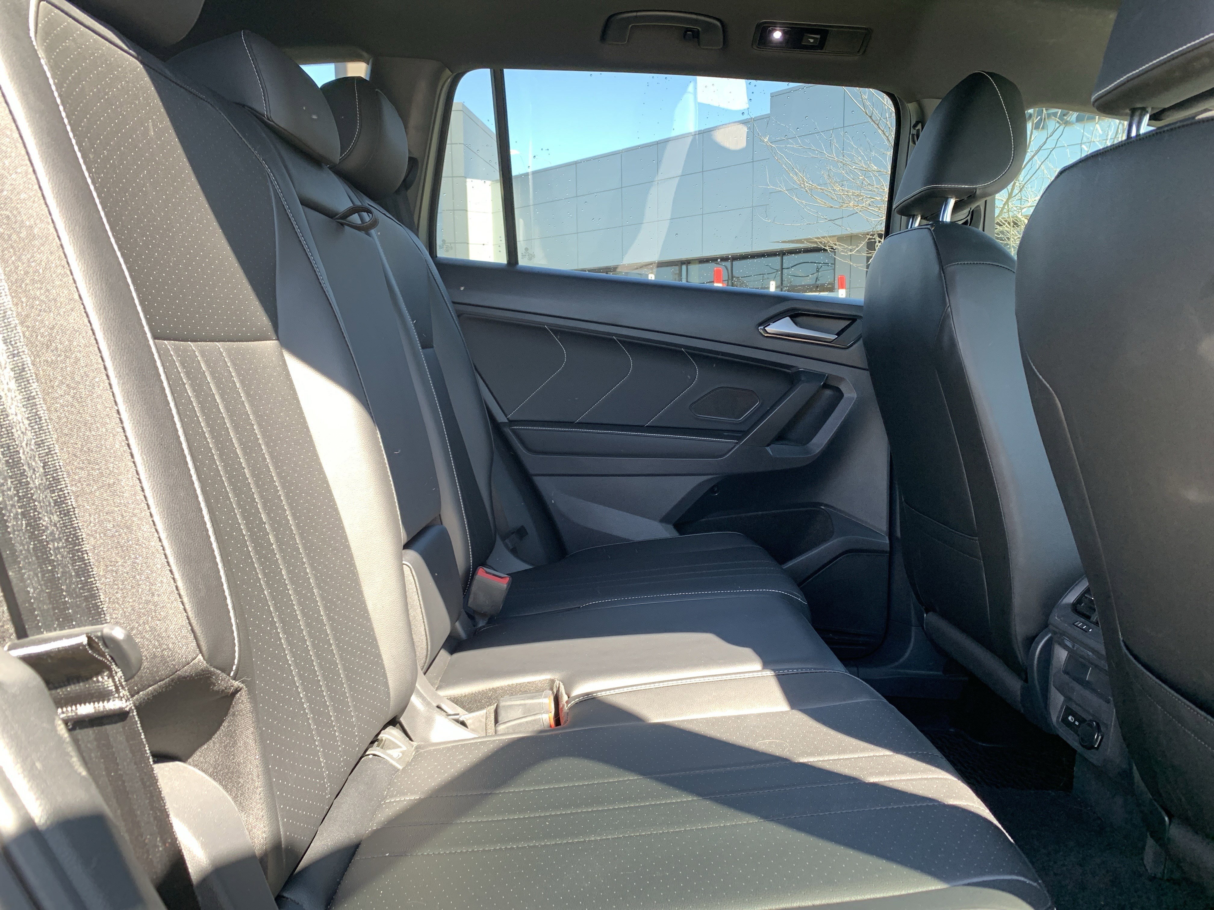 Used 2022 Volkswagen Tiguan SE R-Line image 33