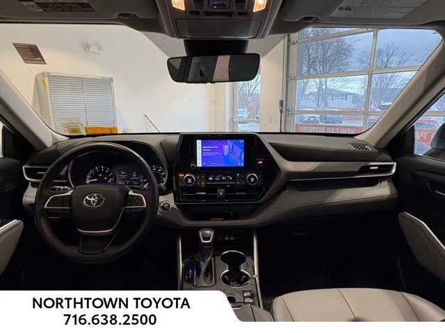 Used 2023 Toyota Highlander XLE image 6