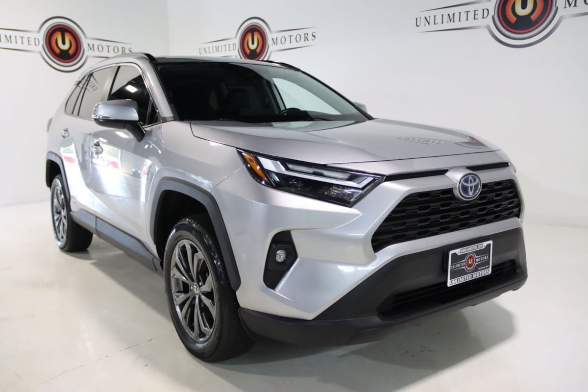 Used 2022 Toyota RAV4 XLE Premium AWD/4WD image 18
