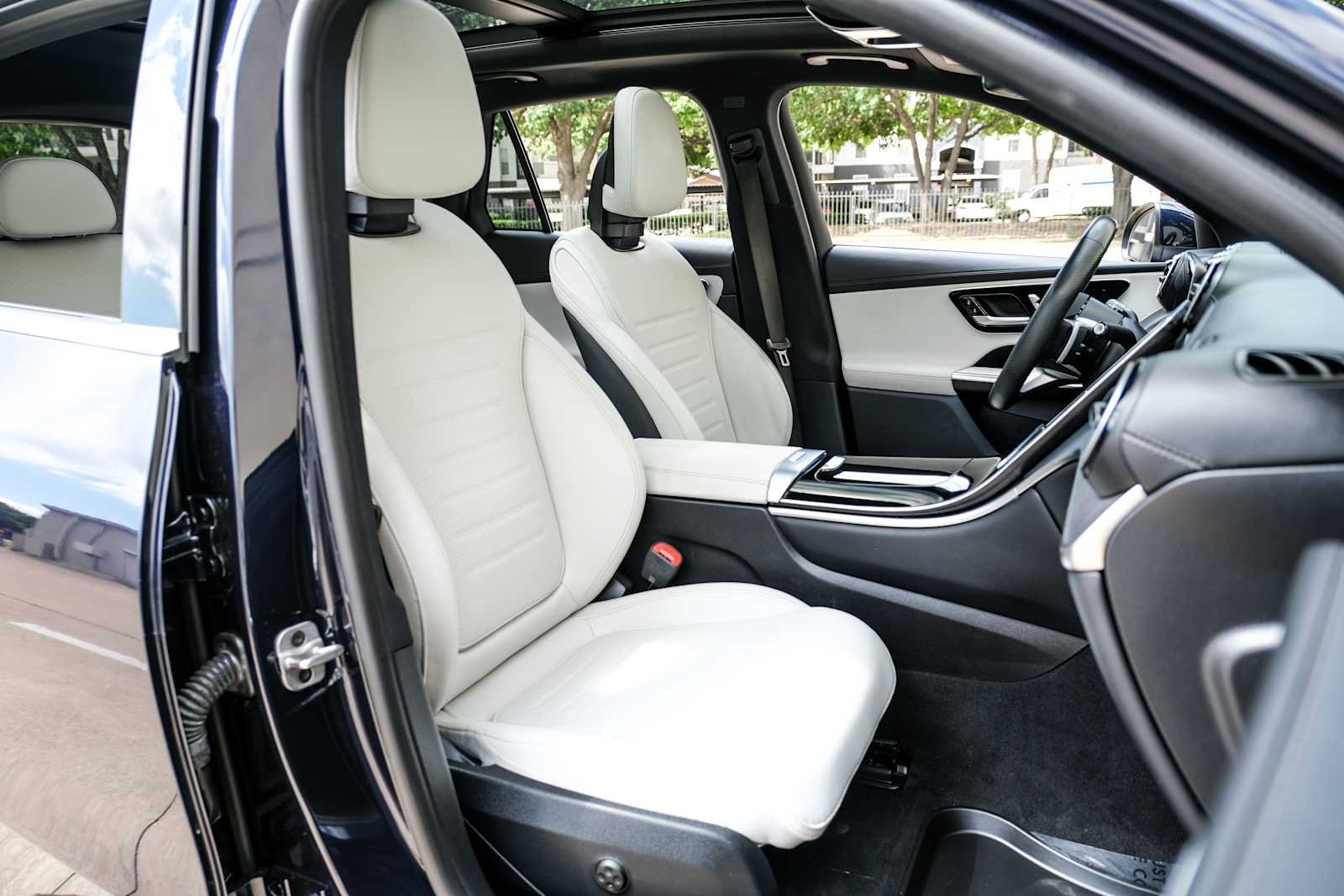 Used 2024 Mercedes-Benz GLC 300 4MATIC image 31