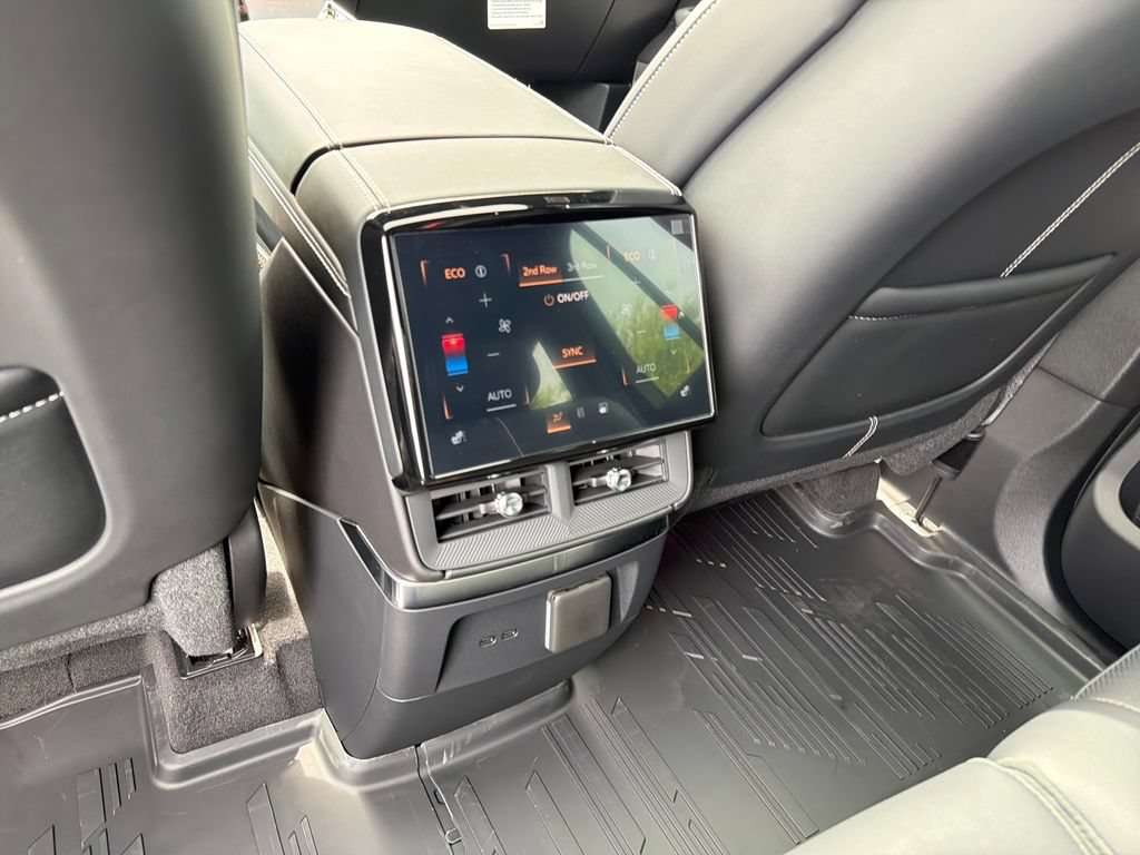 New 2027 Cadillac Vistiq Luxury w/ LPO, Floor Liner Package AWD/4WD image 33