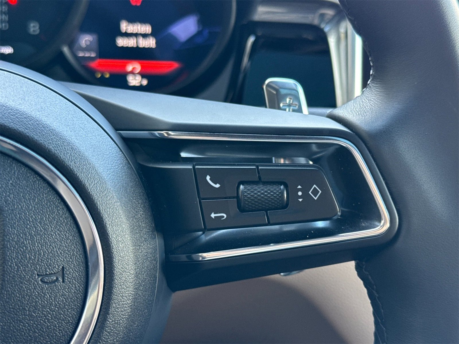 Used 2025 Porsche Macan image 28