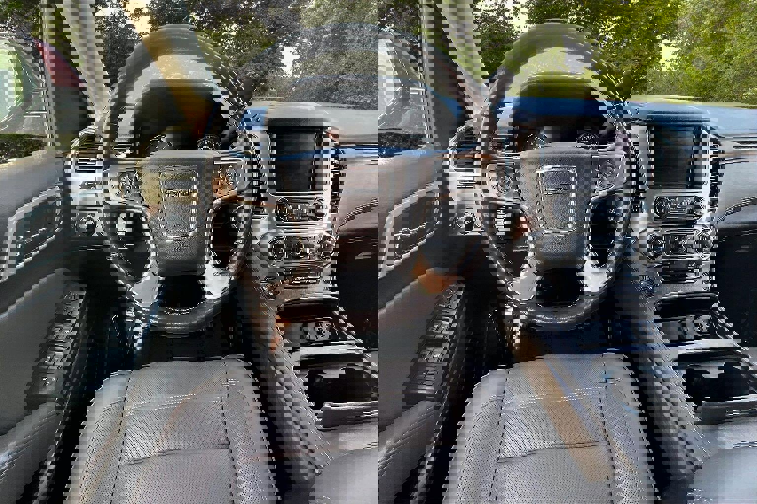 Used 2020 GMC Yukon Denali w/ Denali Premium Package image 8