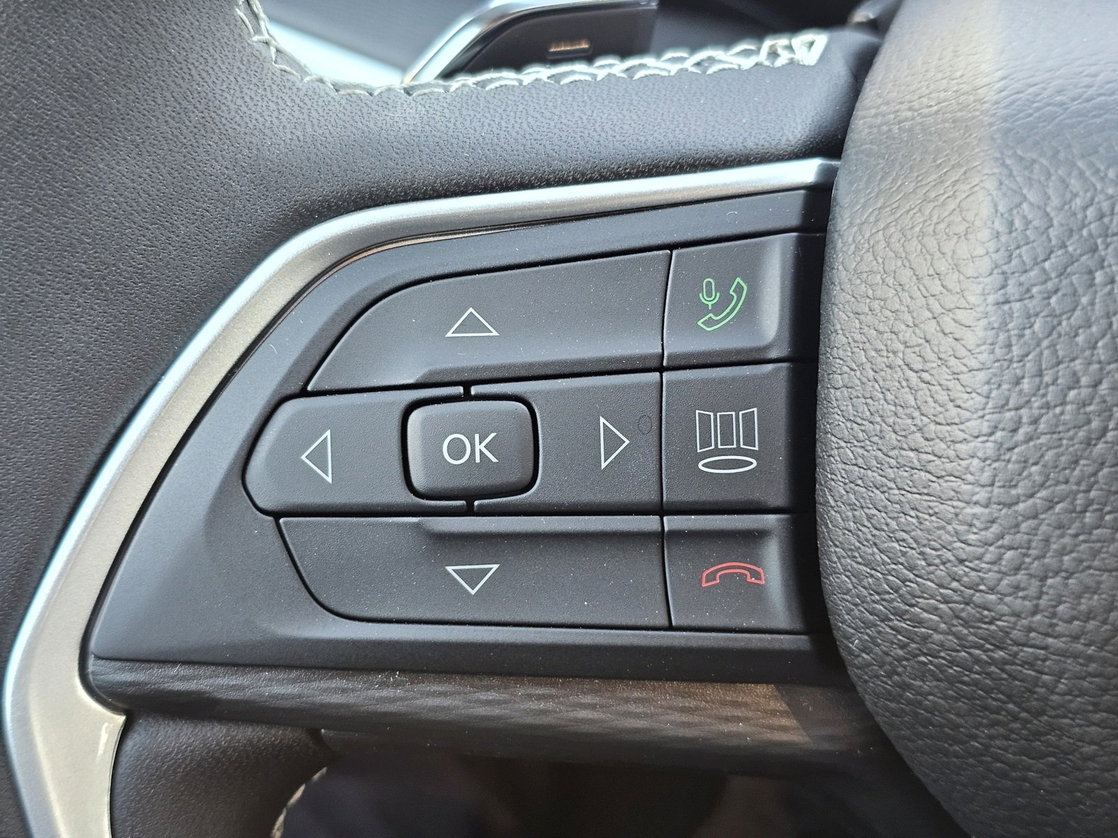 New 2025 Jeep Grand Cherokee L Laredo image 16