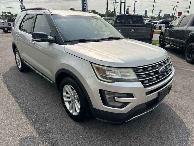 Used 2016 Ford Explorer XLT w/ Equipment Group 202A FWD image 3
