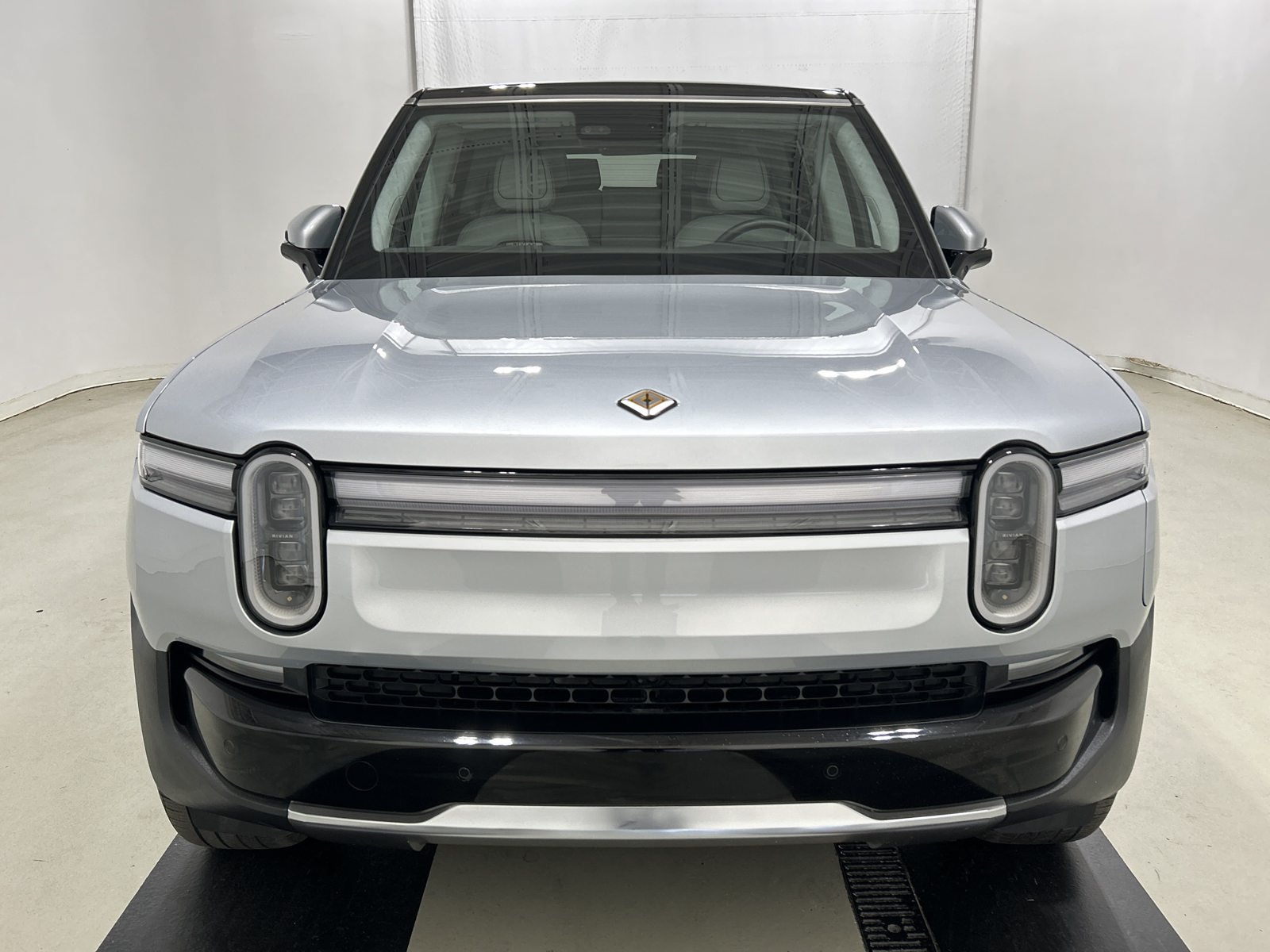 Used 2025 Rivian R1S Adventure Dual AWD/4WD image 8