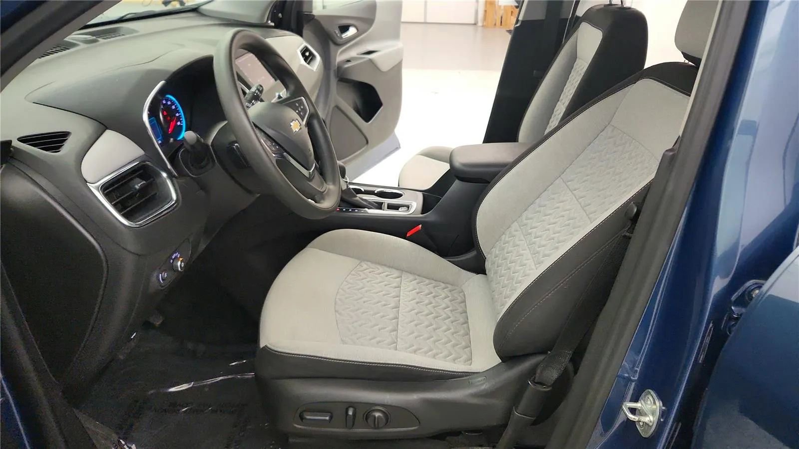 Used 2024 Chevrolet Equinox LS w/ LS Convenience Package image 23