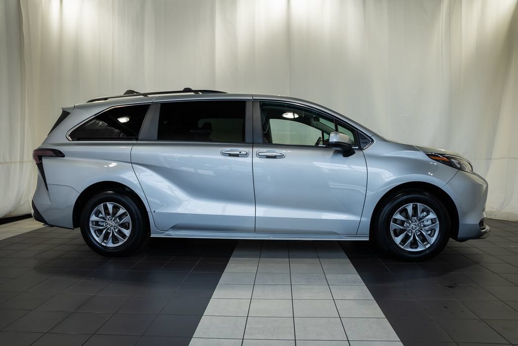 Used 2025 Toyota Sienna LE FWD image 3