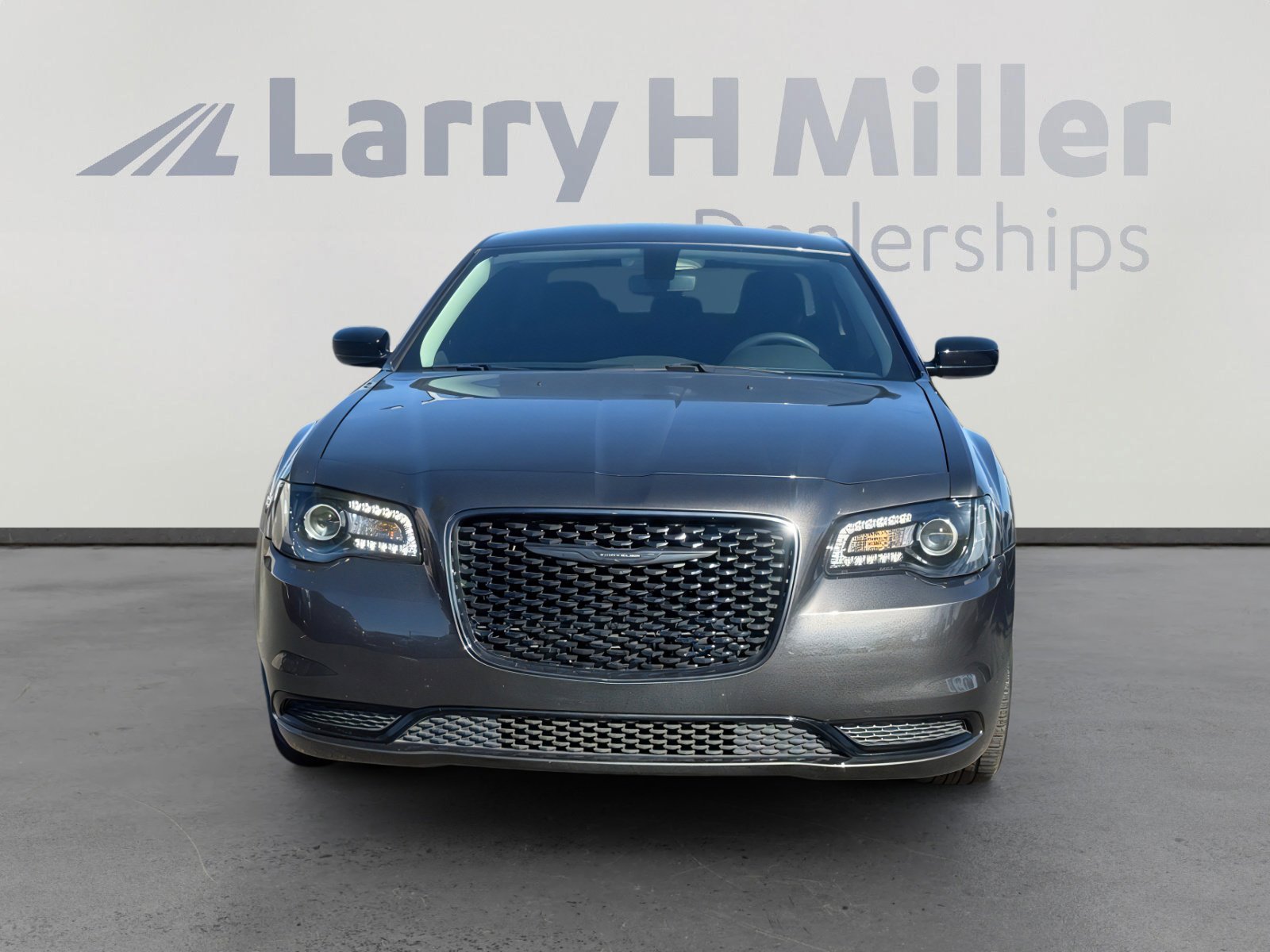 Used 2023 Chrysler 300 Touring w/ Sport Appearance Package image 4