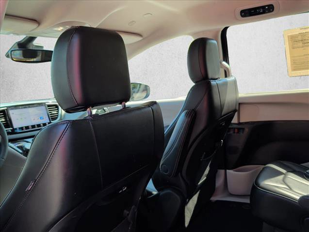 Used 2023 Chrysler Pacifica Touring-L image 15