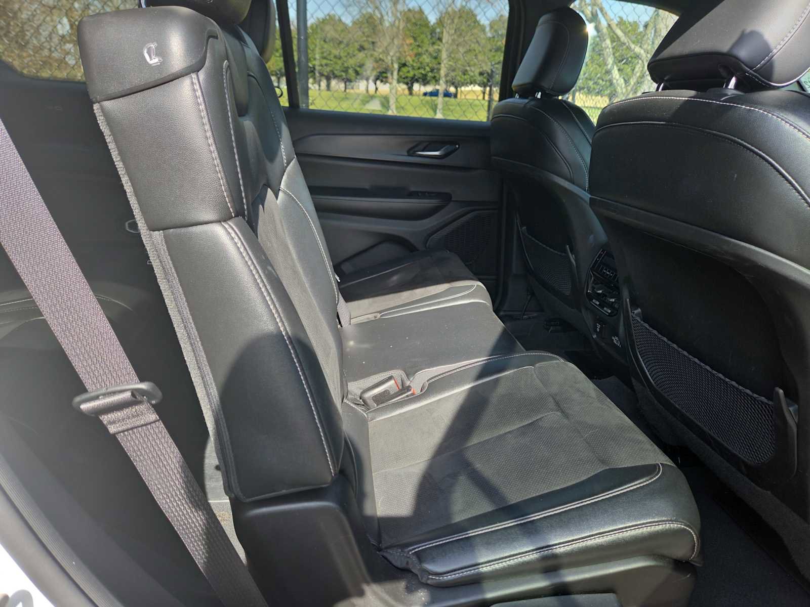 Used 2024 Jeep Grand Cherokee L Laredo image 12