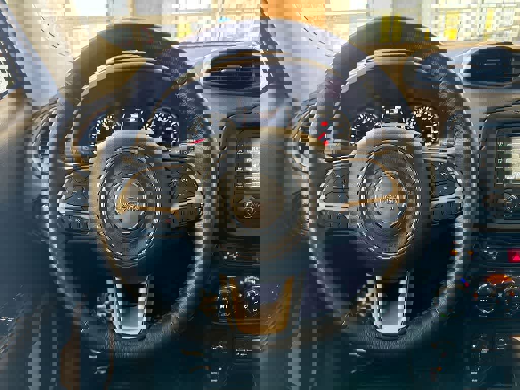 Used 2016 Jeep Renegade Latitude w/ Popular Equipment Group image 23