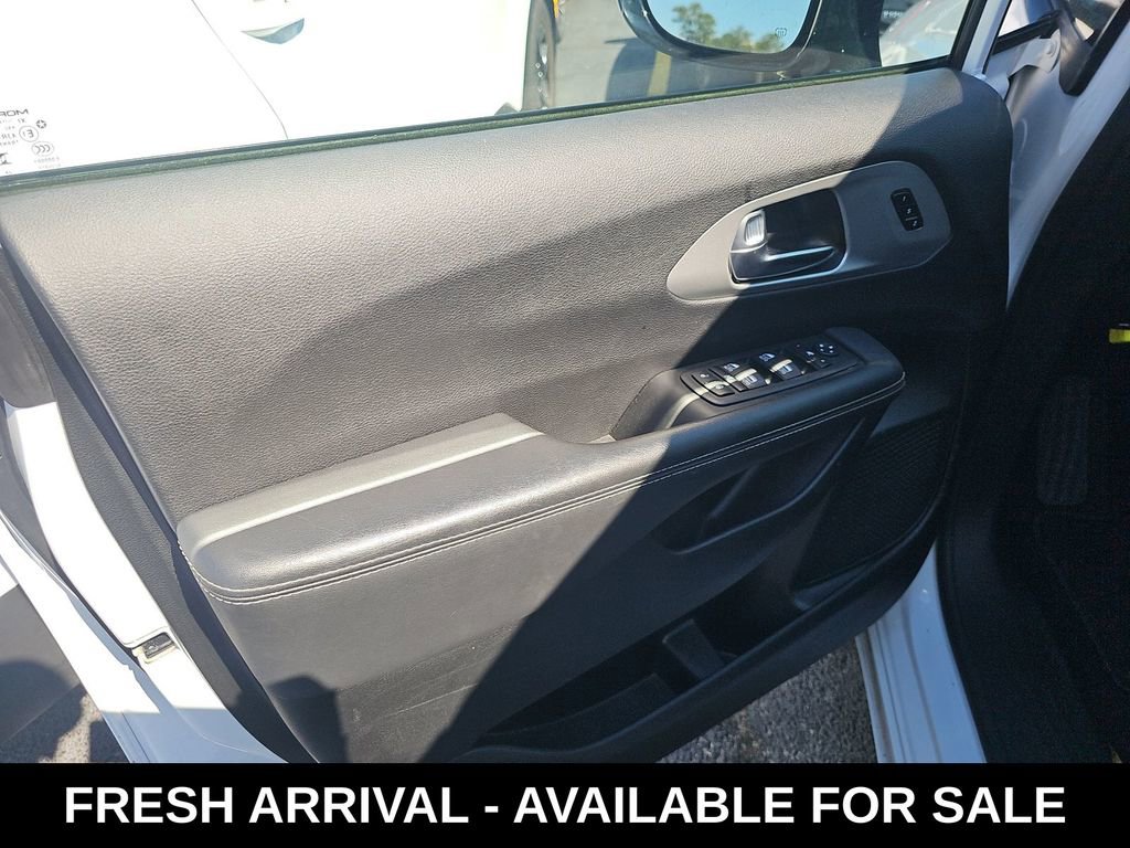 Used 2025 Chrysler Pacifica Limited image 8