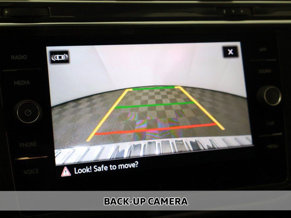 Used 2022 Volkswagen Tiguan SE w/ Panoramic Sunroof Package image 5