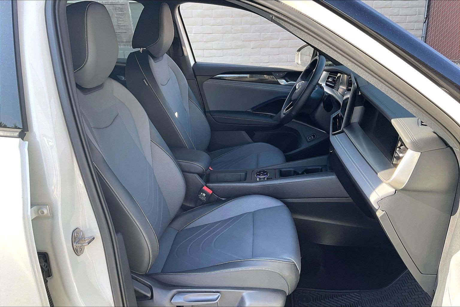 Certified 2025 Volkswagen Tiguan SE R-Line AWD/4WD image 6