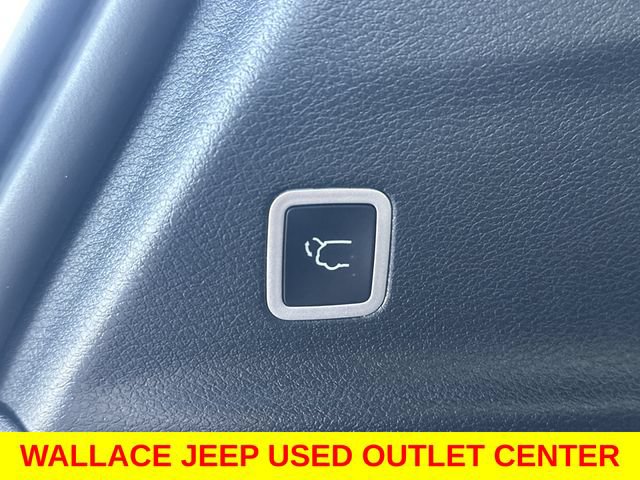Used 2025 Chrysler Pacifica Select FWD image 12