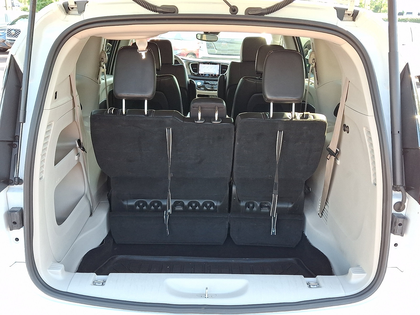 Used 2023 Chrysler Pacifica Touring-L FWD image 30