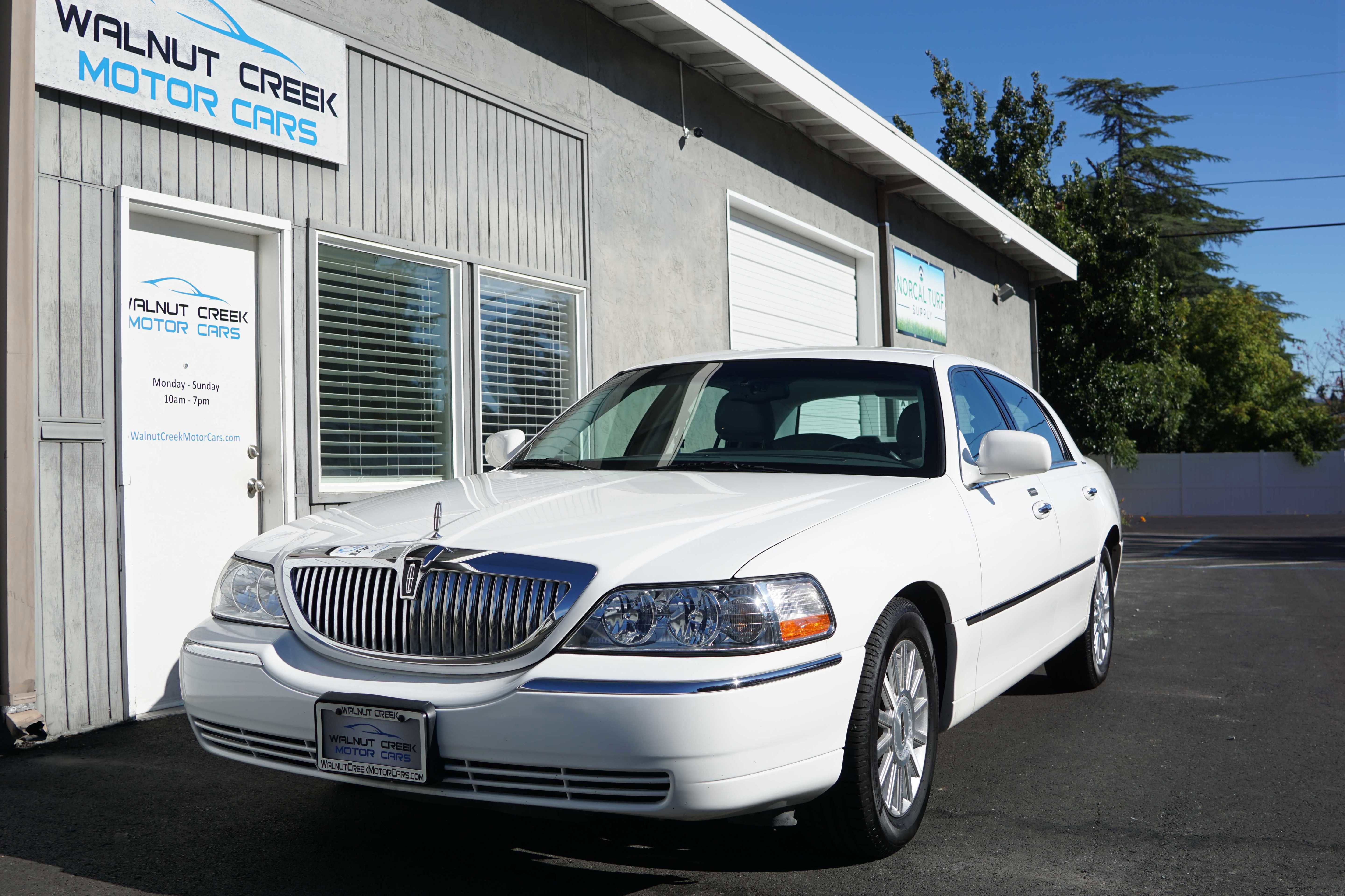 Used 2004 Lincoln Town Car Signature image 3