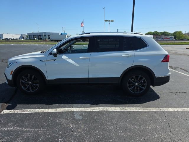 Used 2022 Volkswagen Tiguan SE w/ Panoramic Sunroof Package AWD/4WD image 2