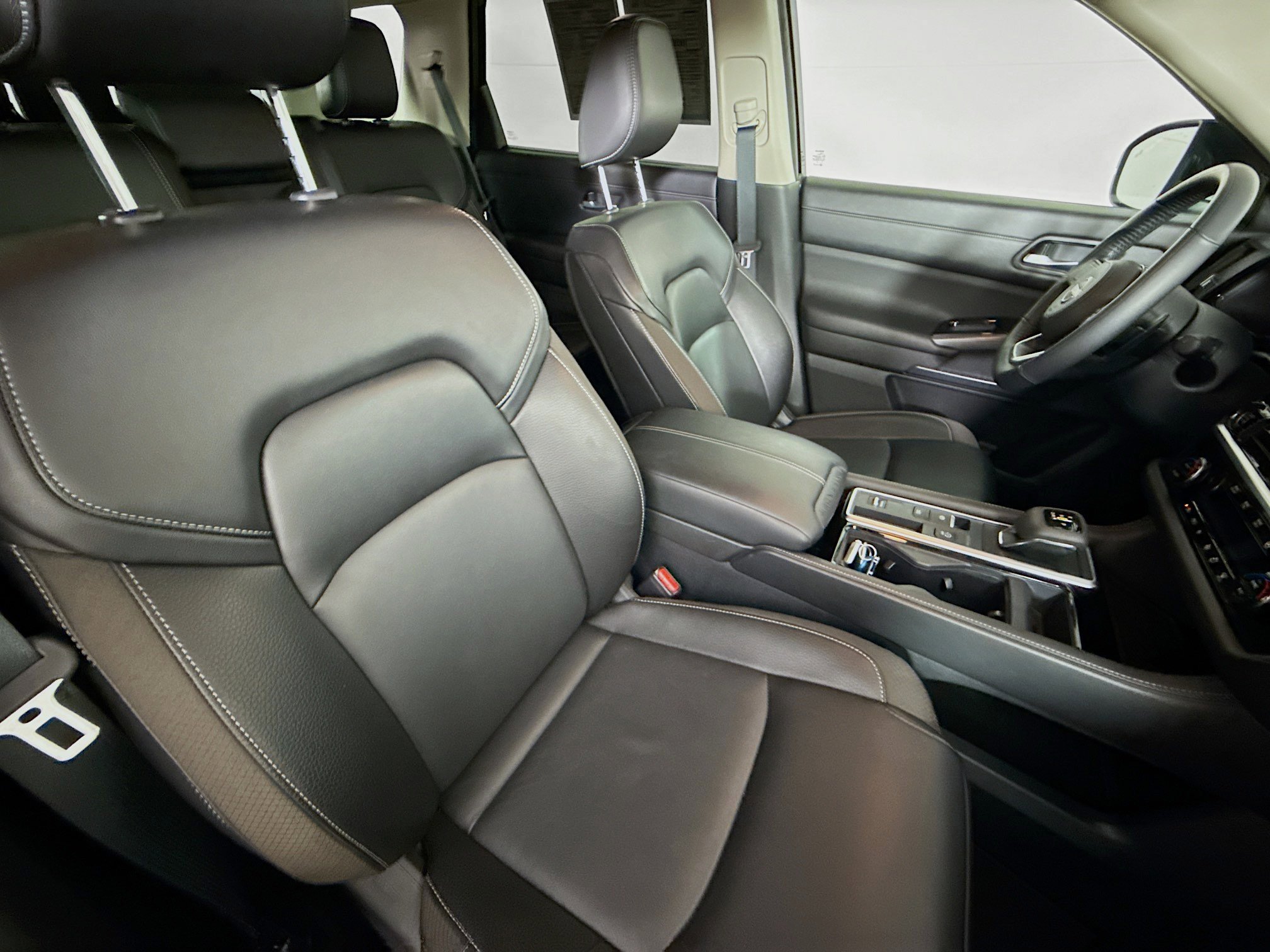 Used 2024 Nissan Pathfinder SL w/ Black Appearance Package image 37