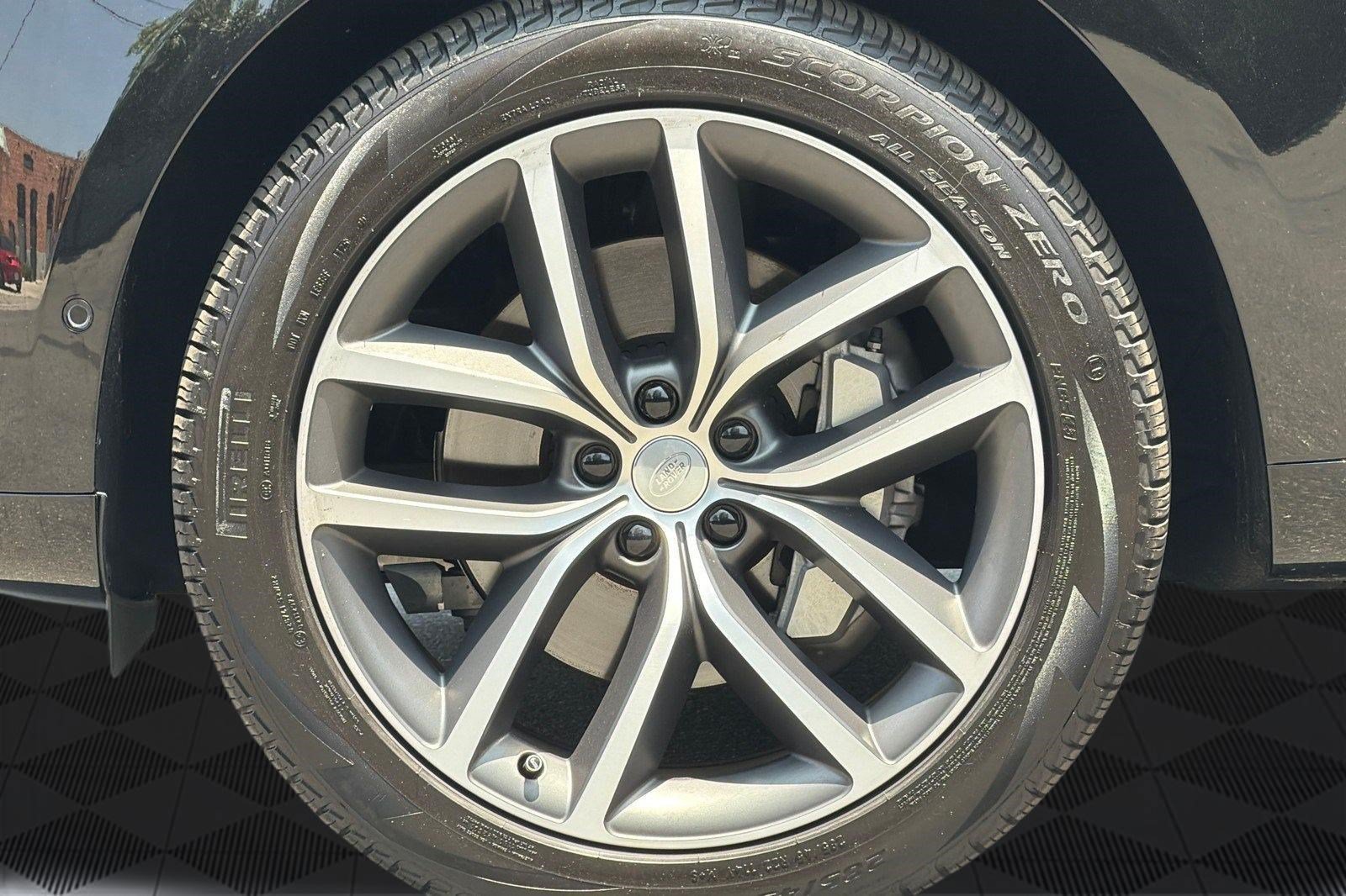 Certified 2025 Land Rover Range Rover SE AWD/4WD image 13
