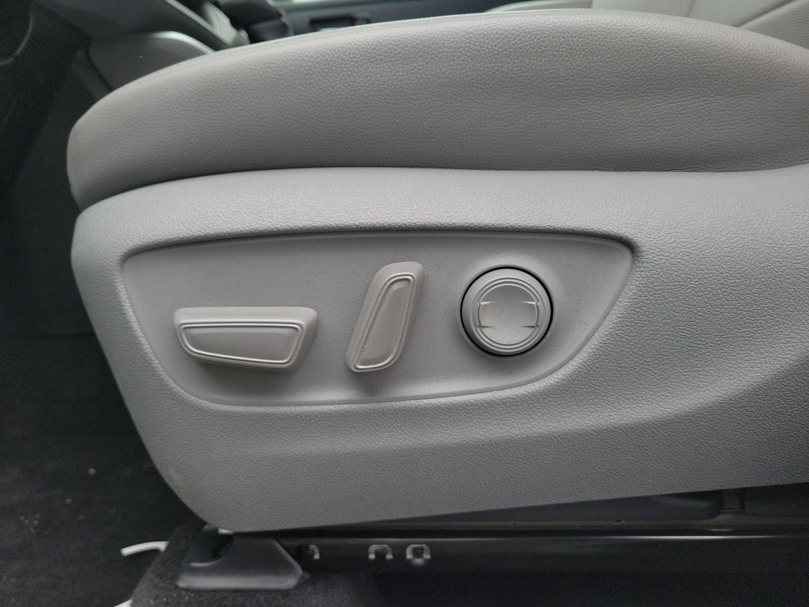 Used 2024 Toyota Highlander XLE AWD/4WD image 19