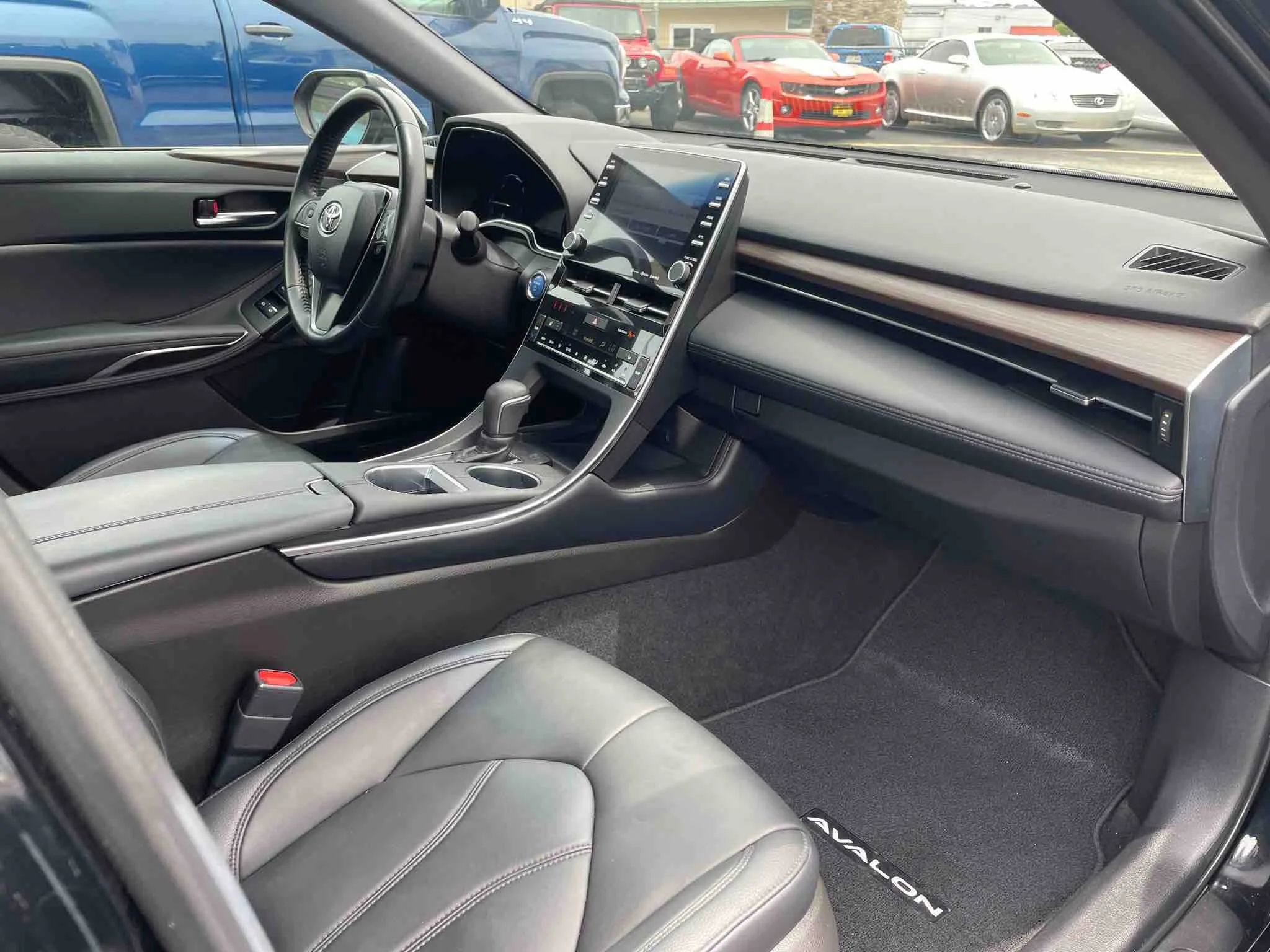 Used 2019 Toyota Avalon XLE image 22