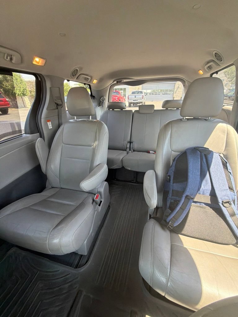 Used 2015 Toyota Sienna XLE w/ XLE Navigation Package AWD/4WD image 29