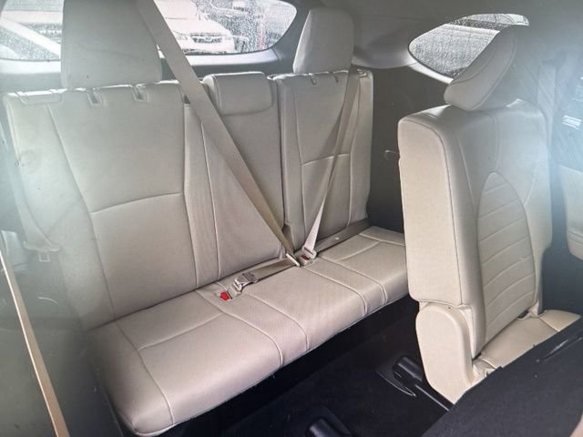 Used 2025 Toyota Highlander XLE FWD image 13