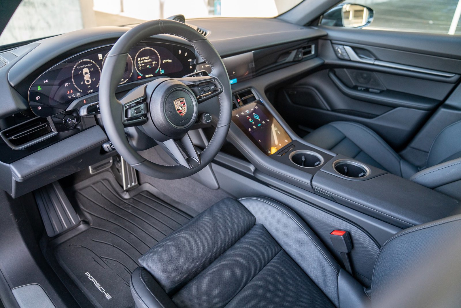 Used 2025 Porsche Taycan image 4