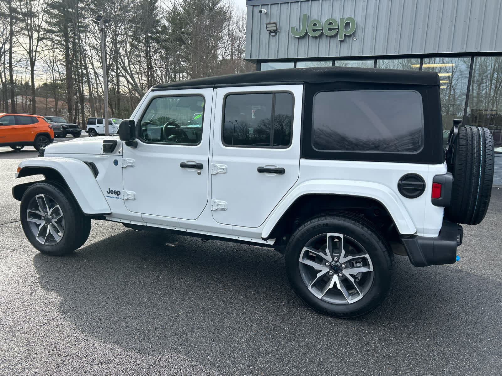 Used 2024 Jeep Wrangler Unlimited w/ Convenience Group AWD/4WD image 10