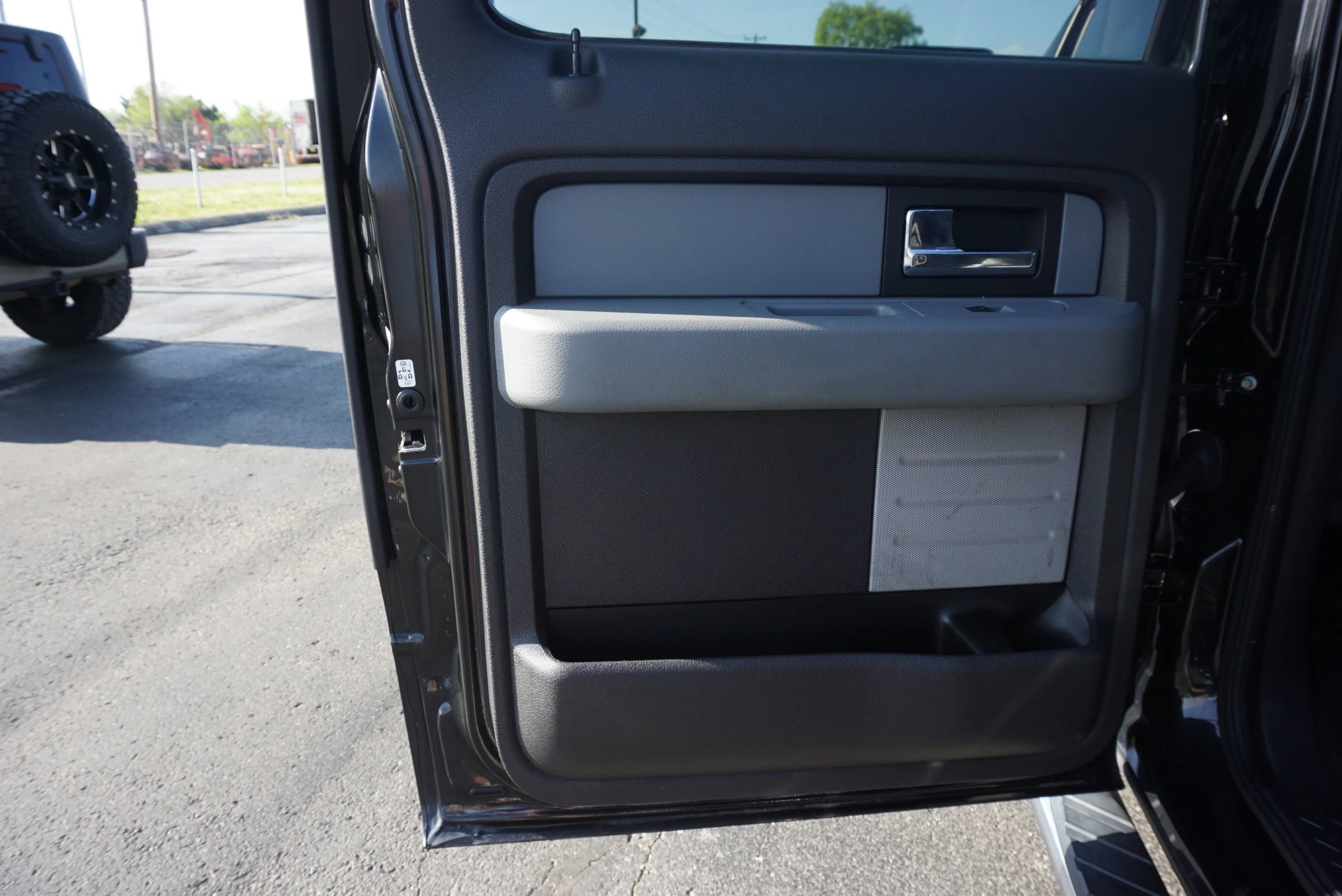 Used 2014 Ford F150 XLT w/ Equipment Group 302A Luxury image 21