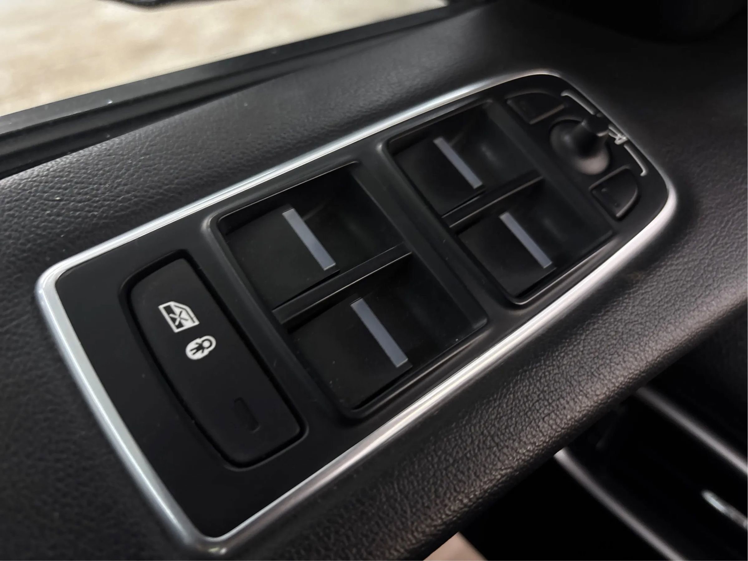 Used 2018 Jaguar F-PACE Premium image 42